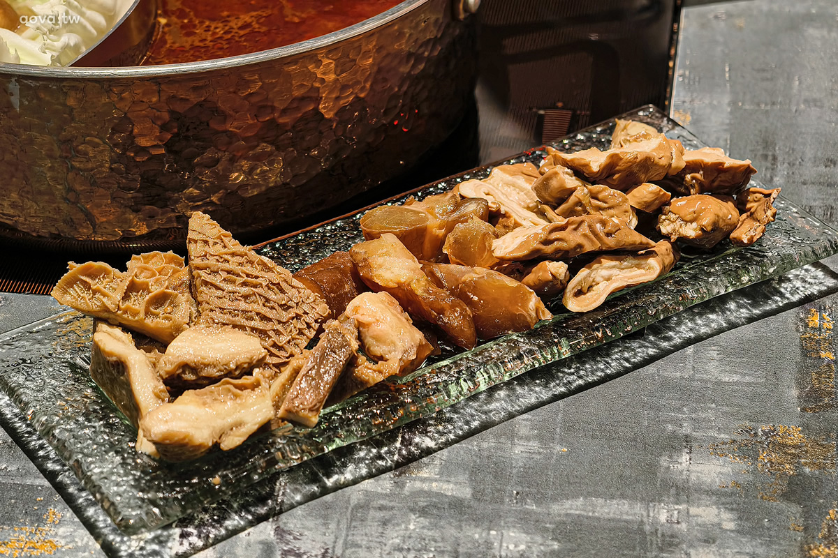 台北火鍋推薦【老撈麻辣鍋】商業午餐超划算一人440元湯頭食材優,黃仁勳愛店 - 第23張圖