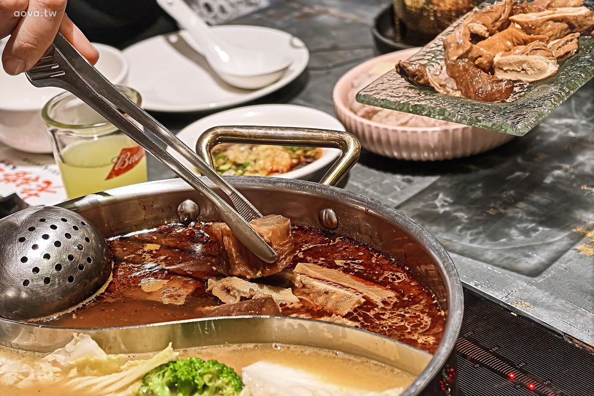 台北火鍋推薦【老撈麻辣鍋】商業午餐超划算一人440元湯頭食材優,黃仁勳愛店 - 第25張圖